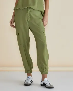 BETTY BASICS ADRIANNA JOGGER PISTACHIO