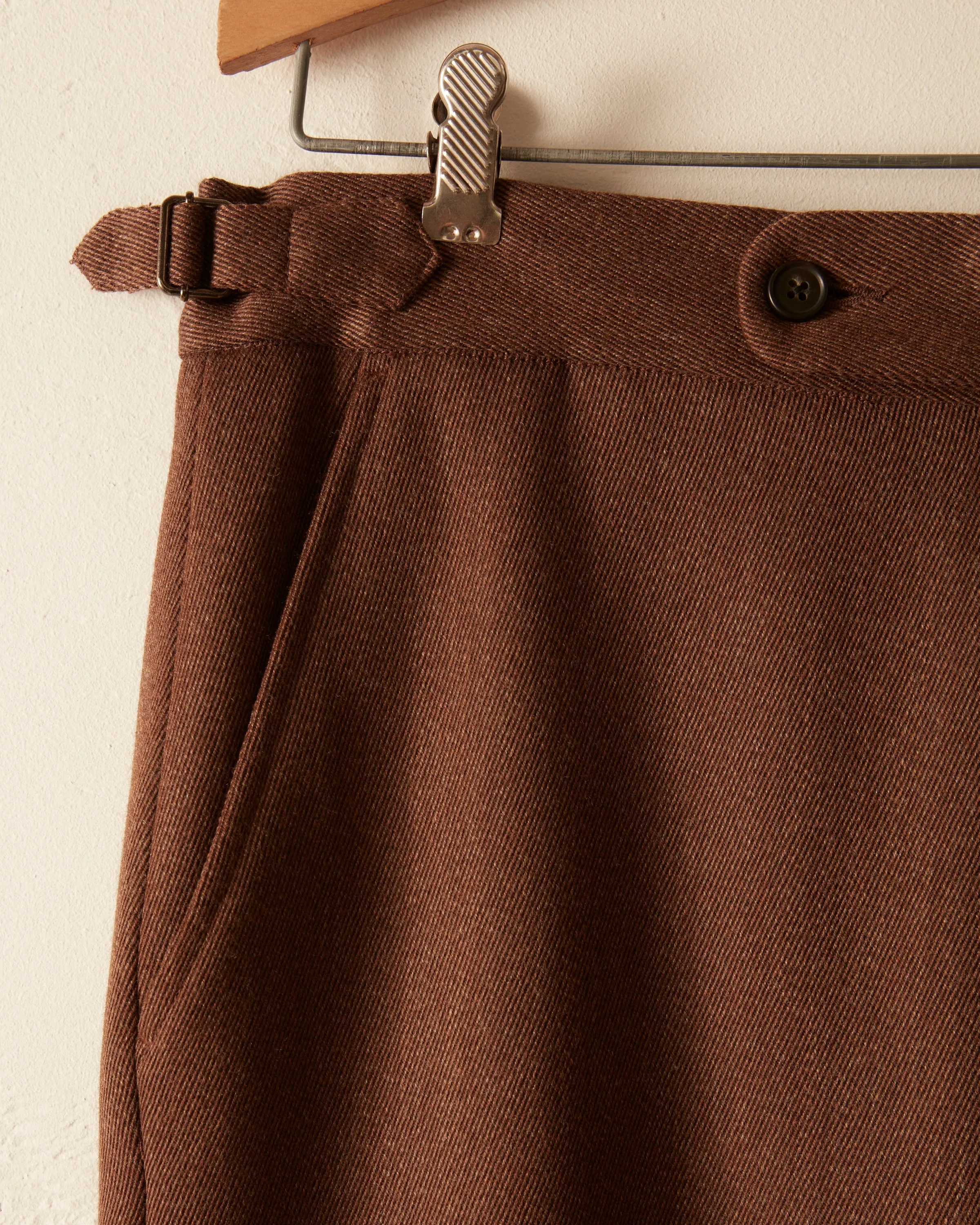 Twill Side Buckle Trousers - Brown